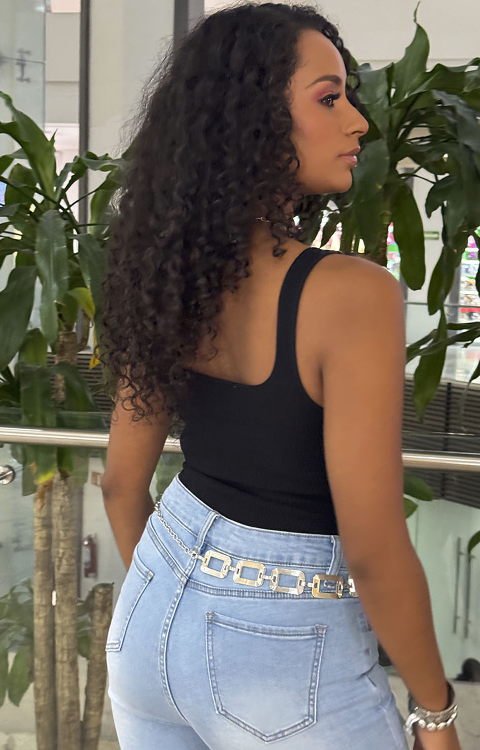 Outfits con blusa negra de tirantes hotsell