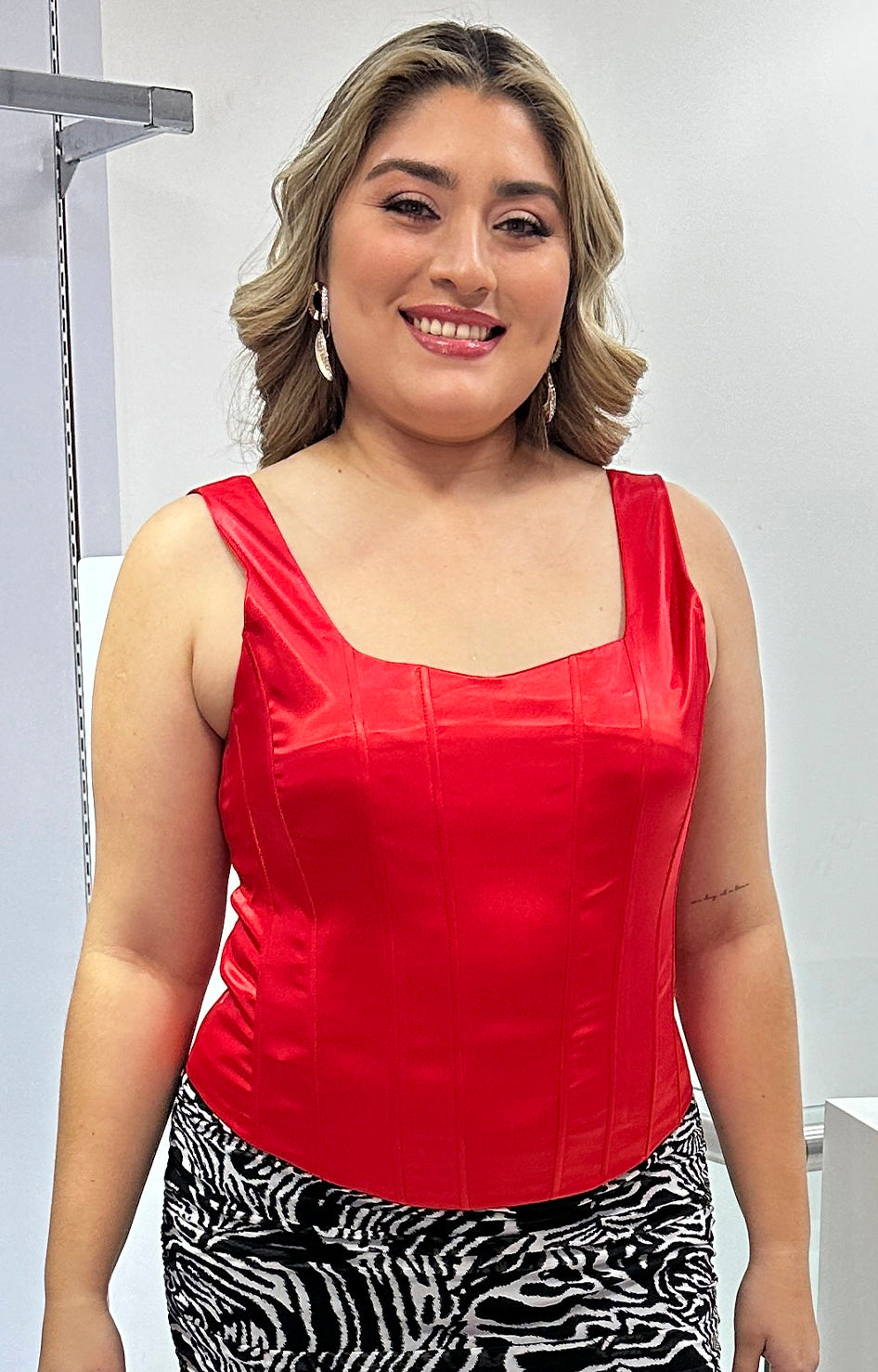 Falda de vinipiel roja lisa mate Color Roja – Success Boutique Cuu
